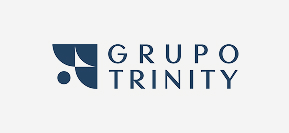 logo-grupo-trinity-letras-azul-oscuro-fondo-gris-compite